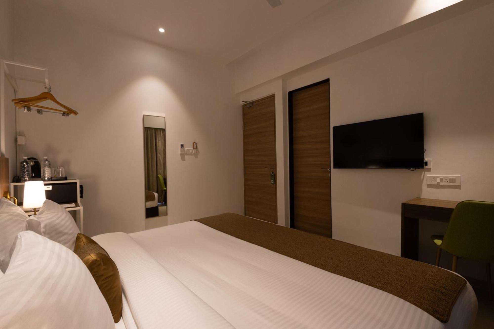 Freesia Residency By Express Inn - Нави Мумбай Екстериор снимка